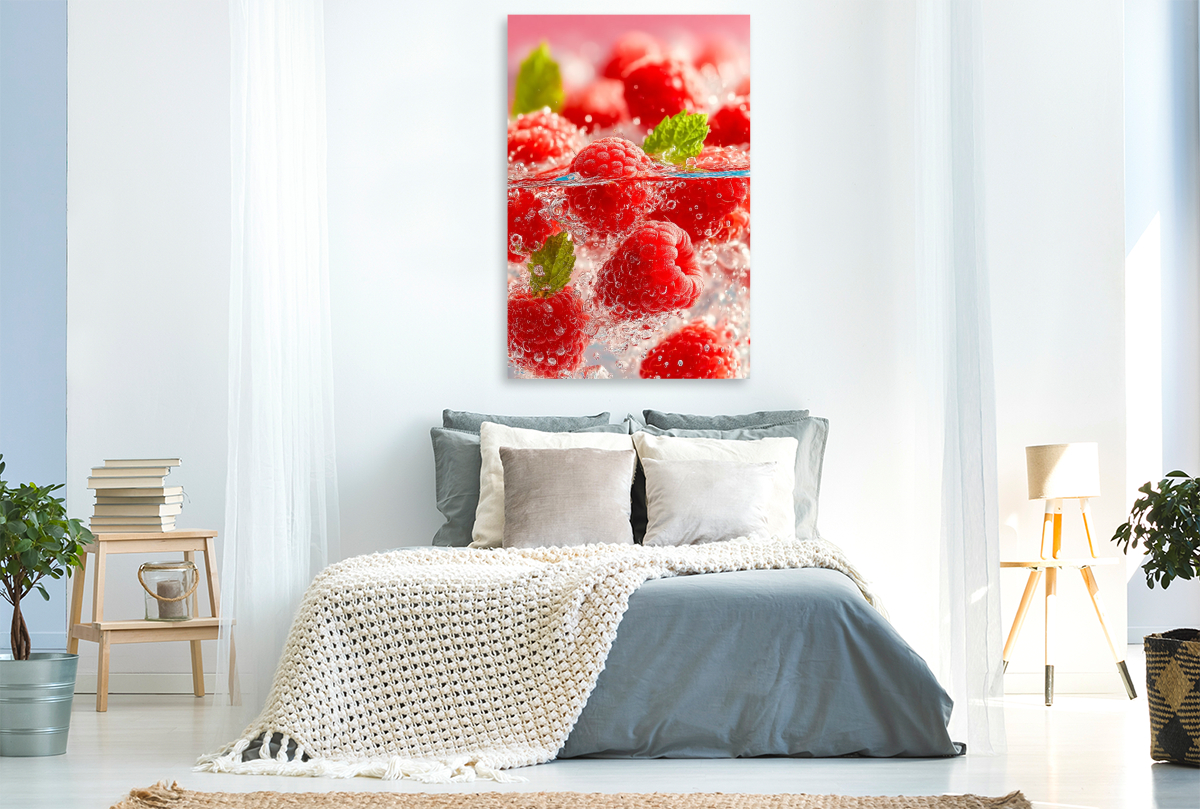 Frische Himbeeren mit Eiswürfeln