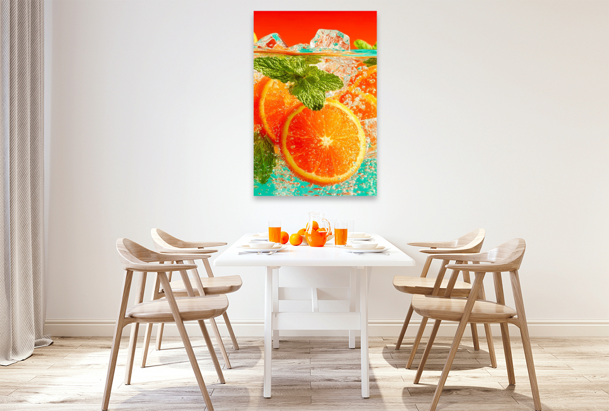 Orangen Cocktail mit Eiswürfeln und Minze