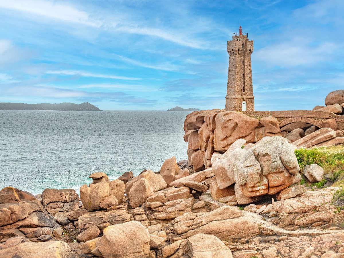 Phare de Ploumanac'h sur la côte granitique
