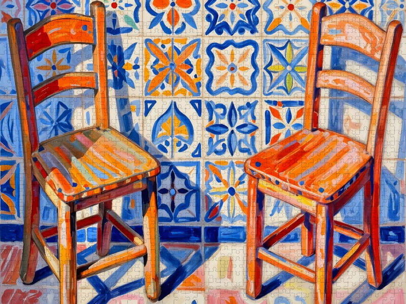 Farbstühle - Stühle vor der Mosaikwand