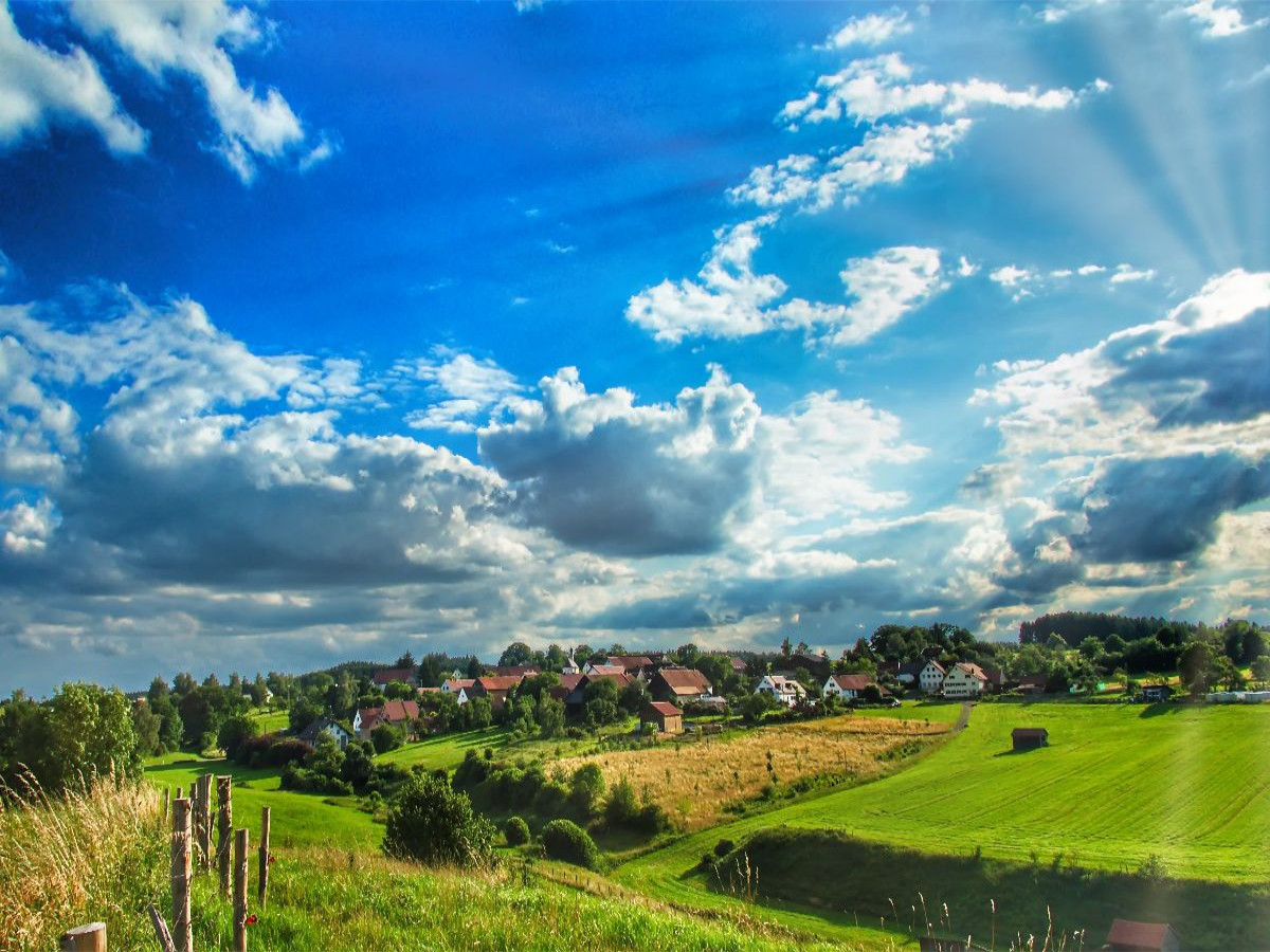 Wolken über dem Dorf