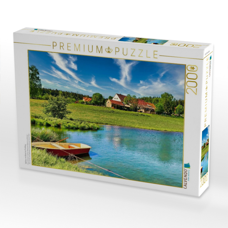 Weiher mit Boot im Frühling