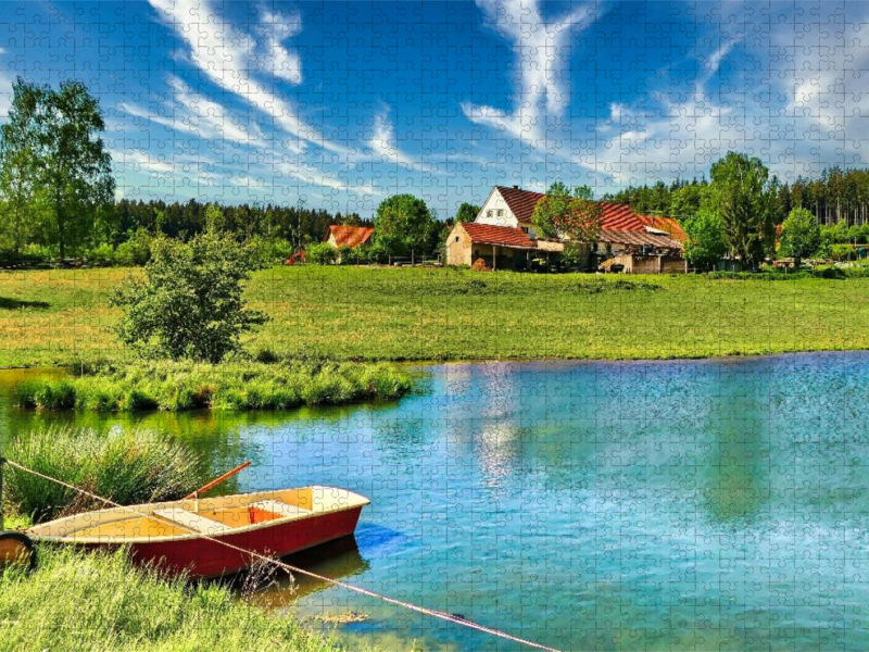 Weiher mit Boot im Frühling