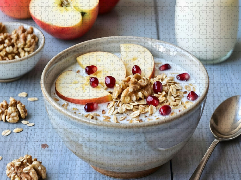 Müsli Stillleben - Winterliche Wärme mit Apfel, Walnuss und Granatapfel