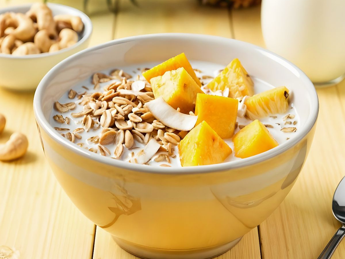 Müsli Stillleben - Tropische Leichtigkeit mit Mango und Ananas