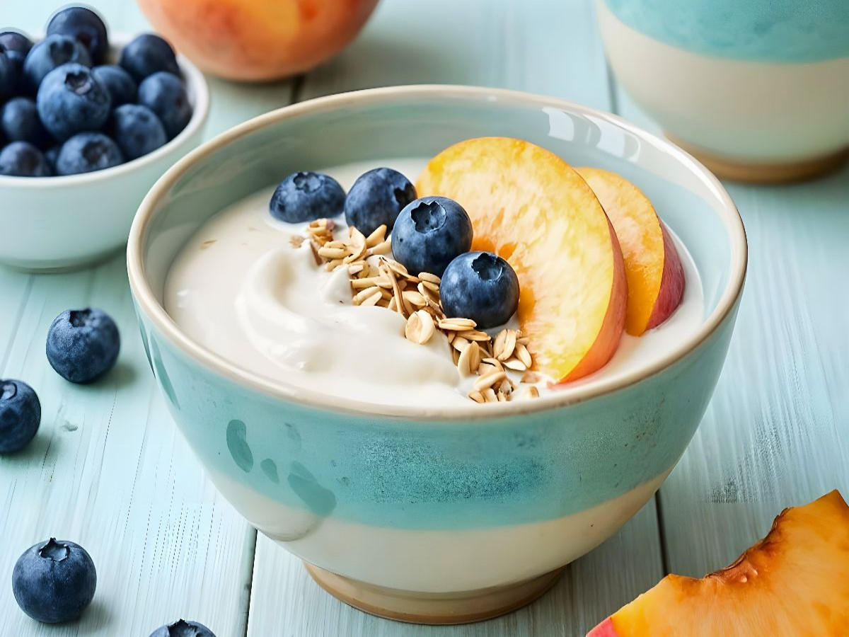Müsli Stillleben - Sommerliche Frische mit Blaubeeren und Pfirsich