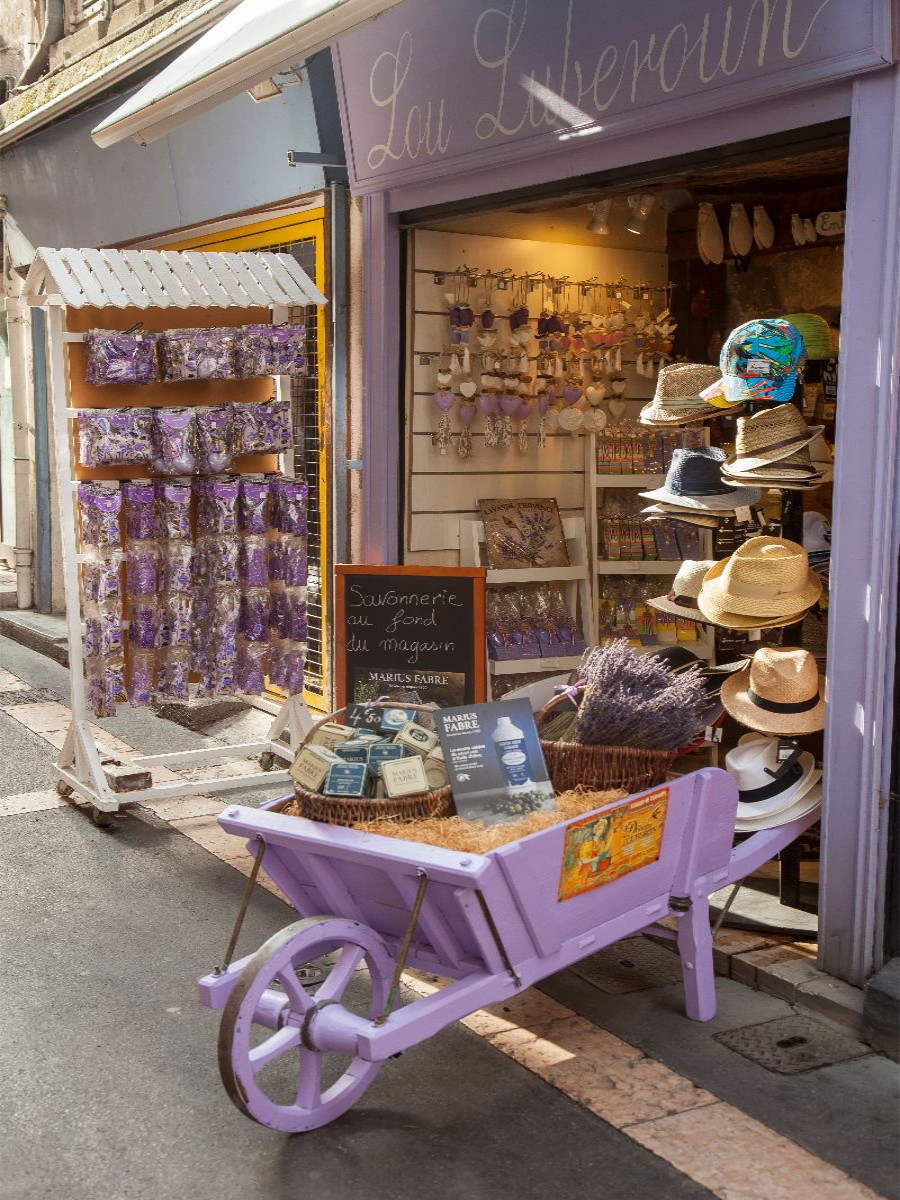 Souveniergeschäft, Altstadt in Apt, Provence lFrankreich