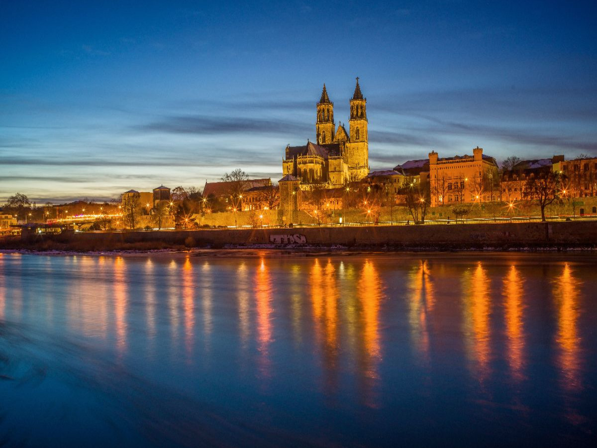 Magdeburg und die Elbe bei Nacht