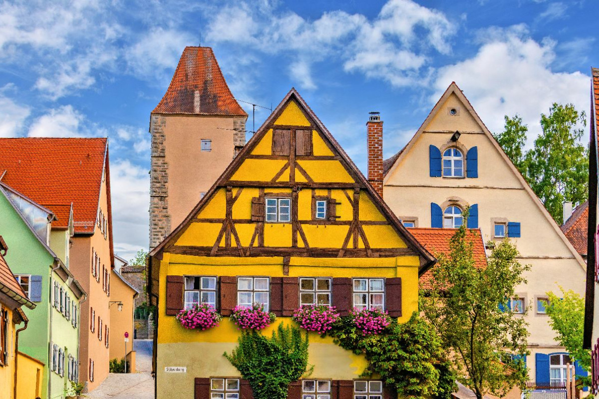Historische Häuser mit Weißem Turm in Dinkelsbühl, Deutschland