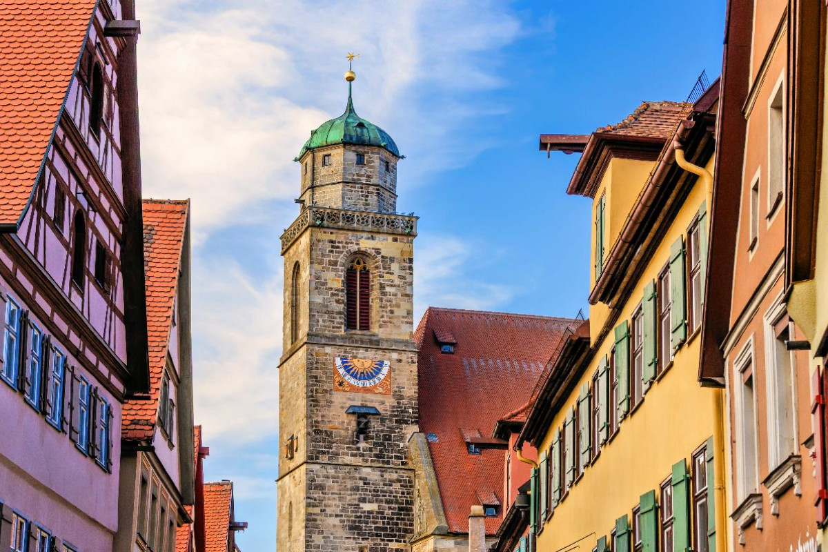 Turm des Münster St. Georg zwischen historischen Altstadthäusern, Dinkelsbühl