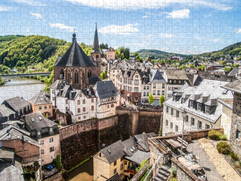 Buntes Saarburg im Frühsommer