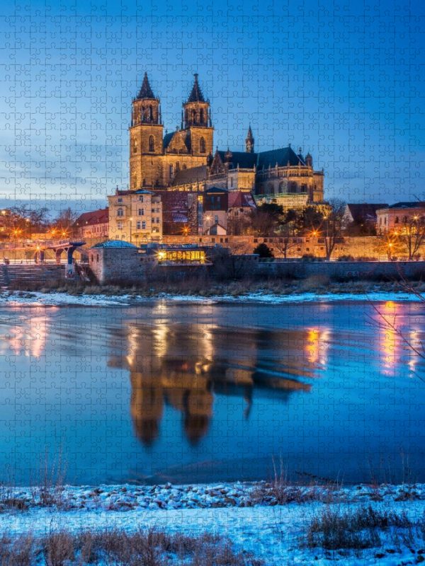 Der Magdeburger Dom spiegelt sich in der Elbe