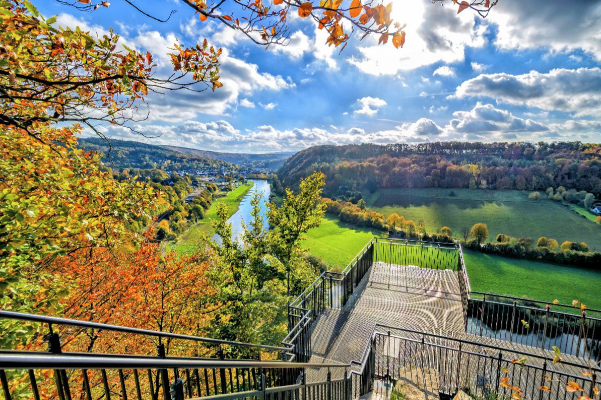 Blick auf Bad Karlshafen vom Weser-Skywalk auf den Hannoverschen Klippen, Weserbergland, Deutschland