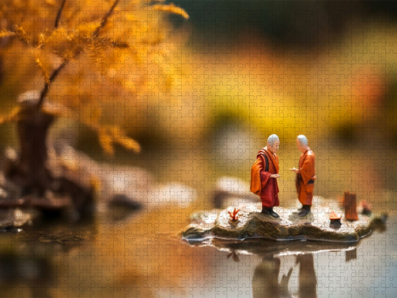 Miniatur Mönche in Thailand auf einer Insel