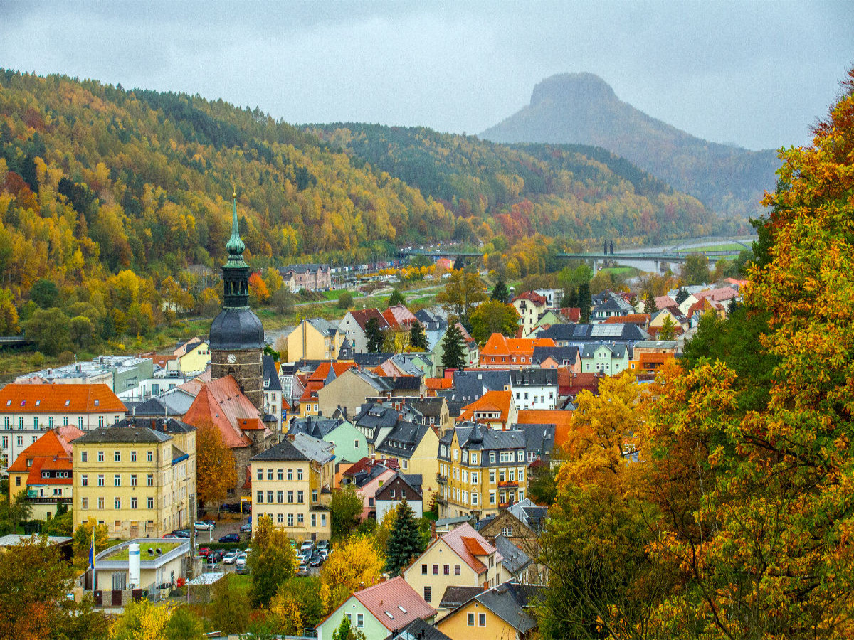 Blick über Bad Schandau in Richtung des Tafelberges Lilienstein