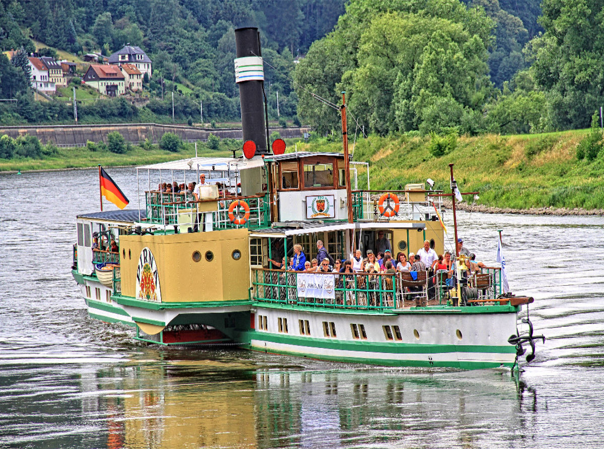 Personendampfer Pirna nahe der großen Elbkurve bei Königstein