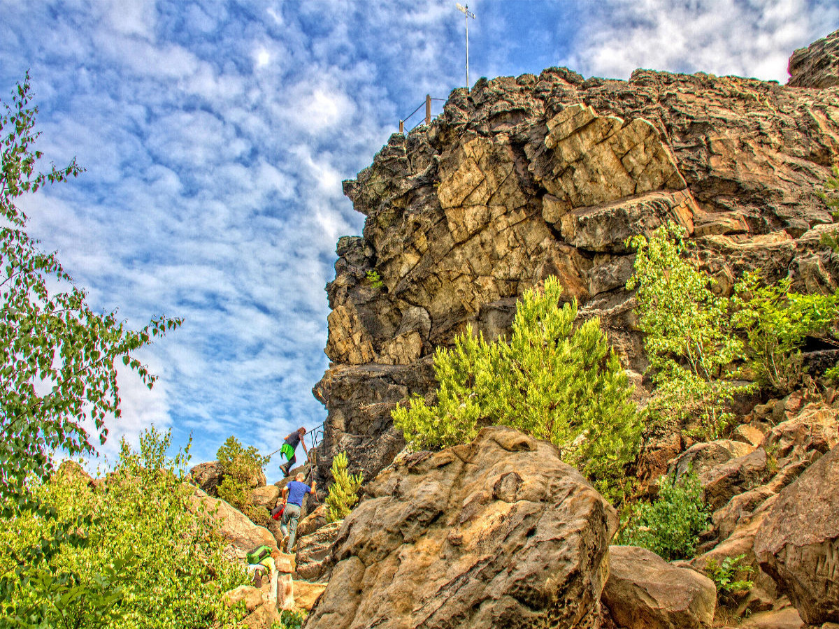 Die Wanderung über und an der Teufelsmauer beginnt am Großvaterfelsen - gelegen nahe der Stadt Blankenburg