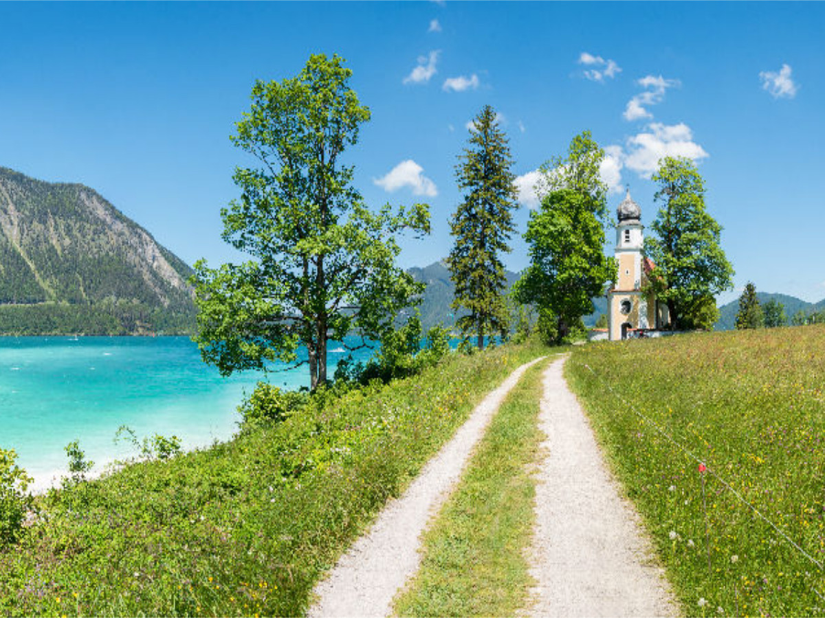 Wanderweg am Walchensee, Bayern. Zitat: Die Bibel, 2. Mose 23,20