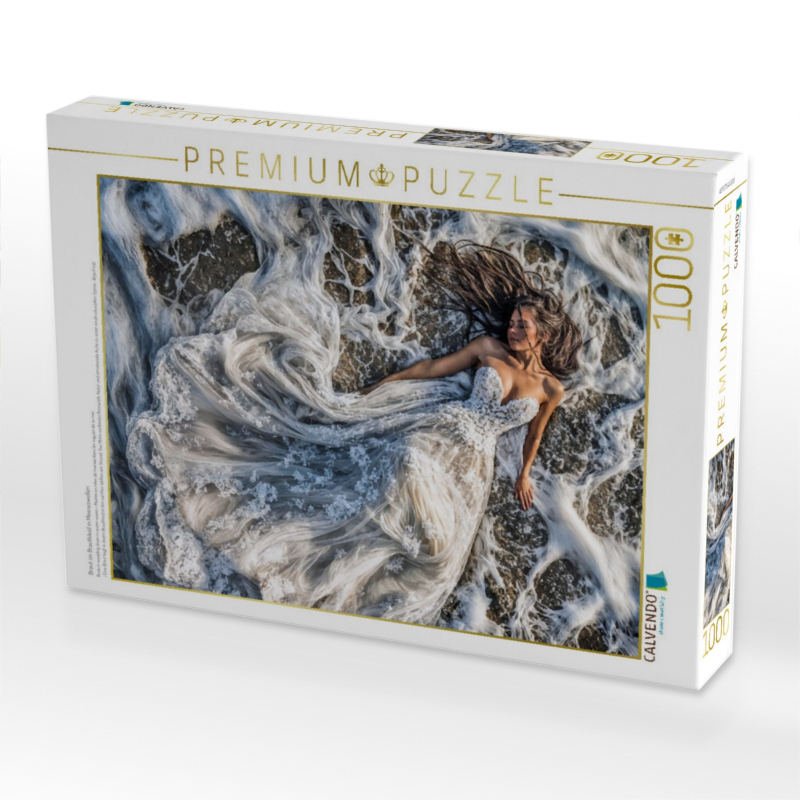 Braut im Brautkleid in Meereswellen