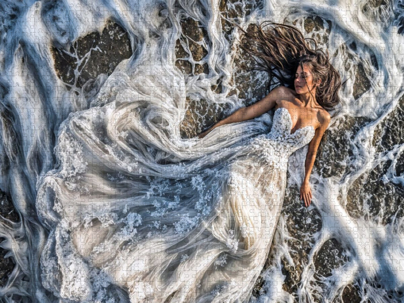 Braut im Brautkleid in Meereswellen