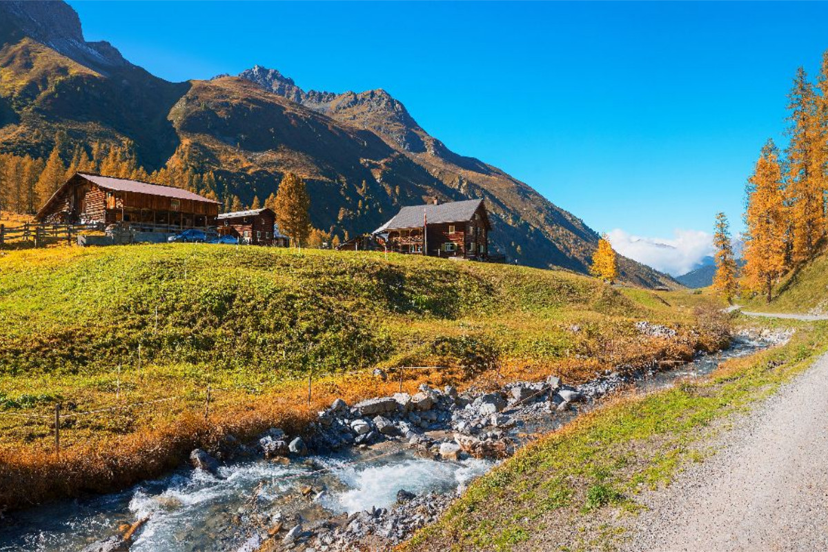 Wanderweg im Sertigtal Graubünden