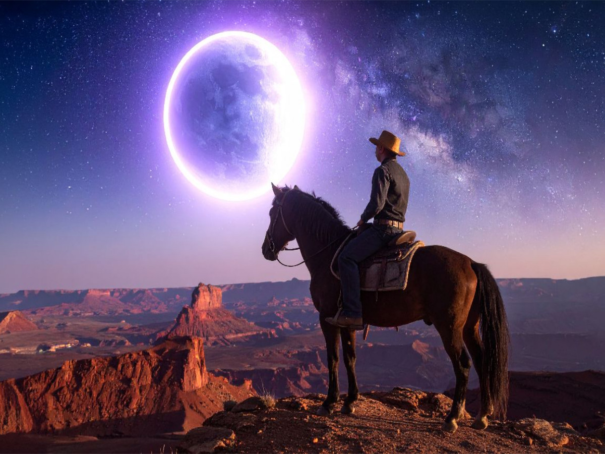 Cowboy auf Pferd im Mondlicht