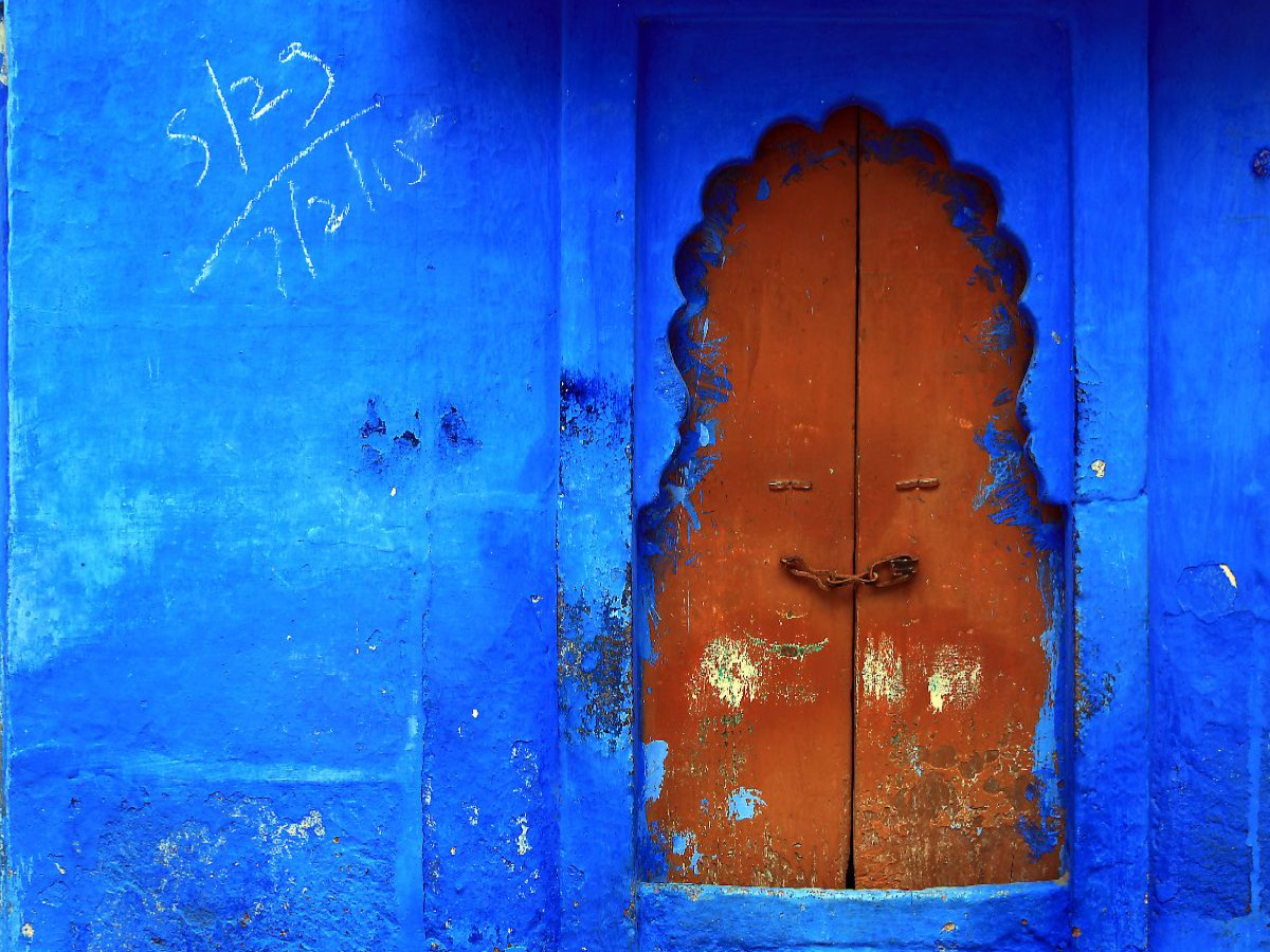Fenster in der blauen Stadt Jodhpur/Rajasthan.