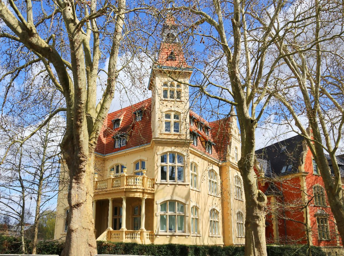 Güstrow, „Gelbe Villa“ in der Grabenstraße 16 in der Frühlingssonne