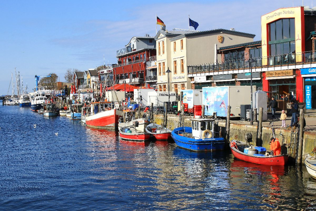 Warnemünde, Fischerboote am Alten Strom