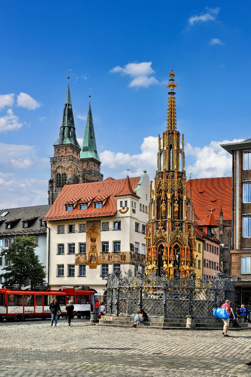 Schöner Brunnen am Hauptmarkt mit Türmen der Sebalduskirche in Nürnberg, Bayern