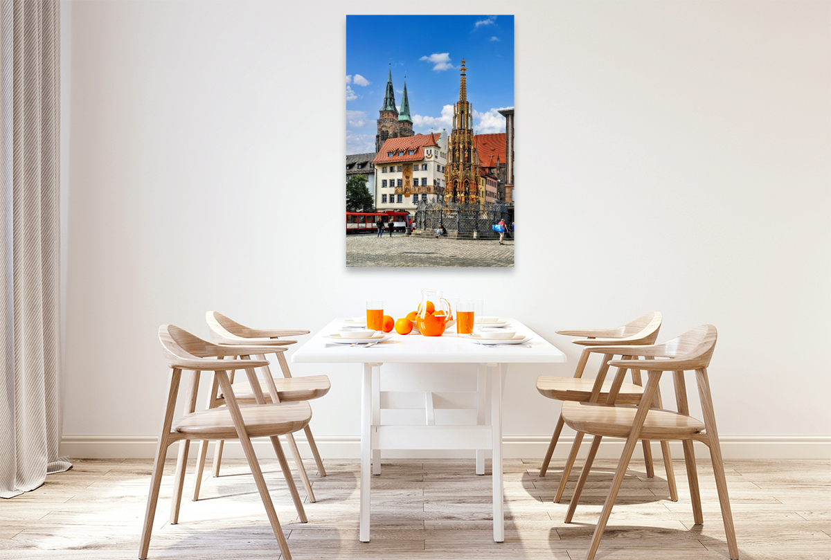 Schöner Brunnen am Hauptmarkt mit Türmen der Sebalduskirche in Nürnberg, Bayern