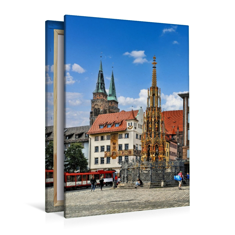 Schöner Brunnen am Hauptmarkt mit Türmen der Sebalduskirche in Nürnberg, Bayern