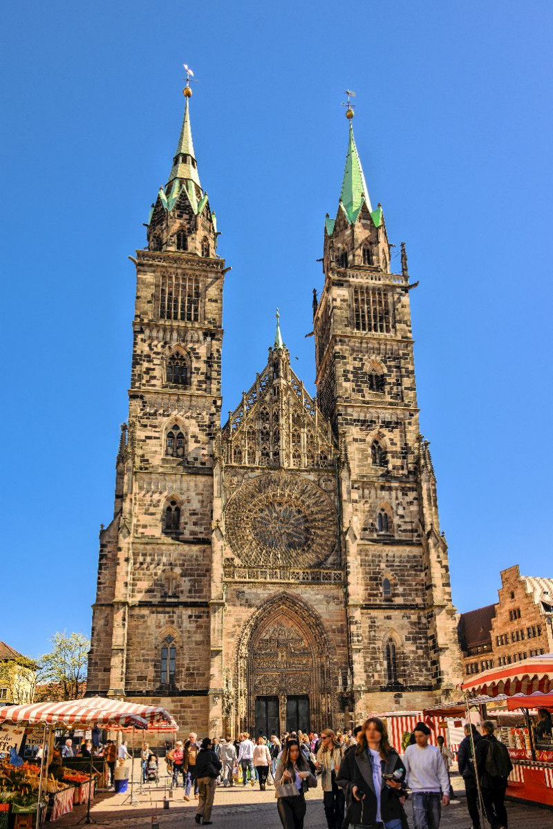 Westfassade der Lorenzkirche (St. Lorenz) mit der steinernen Rosette, Nürnberg, Bayern