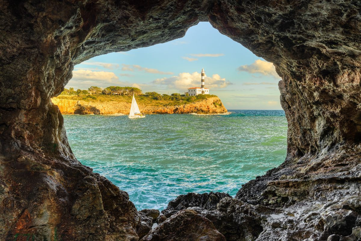 Blick durch einen Felsbogen in Portocolom auf Mallorca