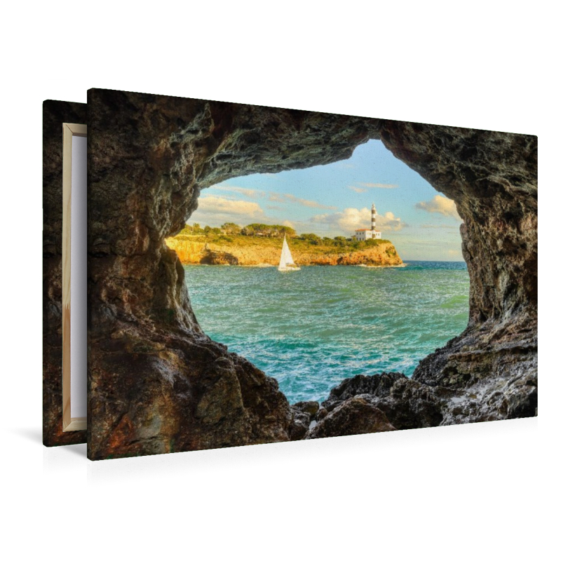Blick durch einen Felsbogen in Portocolom auf Mallorca
