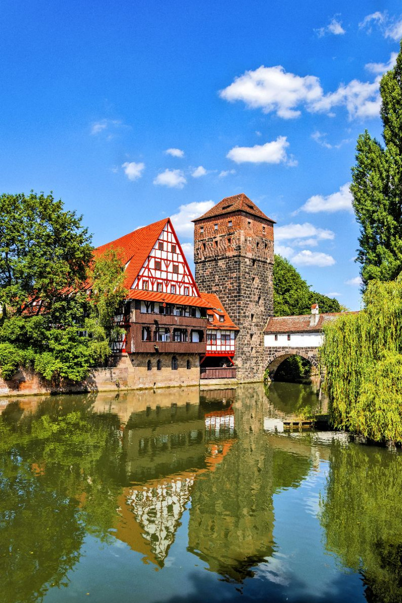 Weinstadl, der größte Fachwerkbau in Deutschland, mit Wasserturm an der Pegnitz in Nürnberg, Bayern