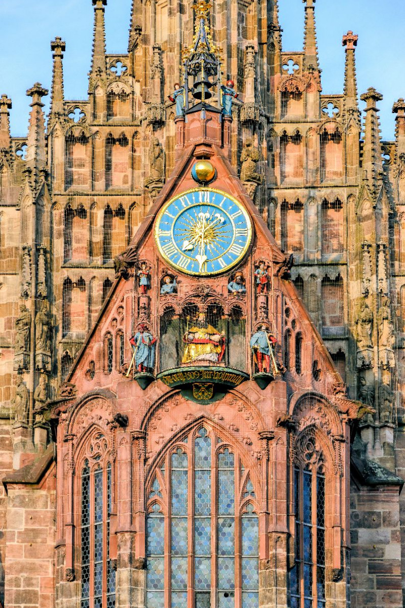 Männleinlaufen - kunstvolle astronomische Uhr am Westgiebel der Frauenkirche am Hauptmarkt in Nürnberg, Bayern