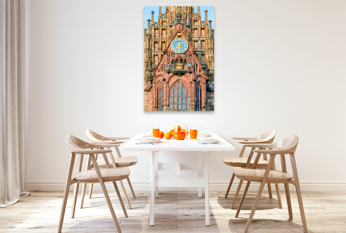 Männleinlaufen - kunstvolle astronomische Uhr am Westgiebel der Frauenkirche am Hauptmarkt in Nürnberg, Bayern