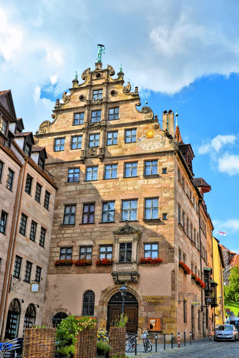 Das Fembo-Haus, im Stil der Spätrenaissance errichtete Kaufmannshaus, beherbergt das Stadtmuseum in Nürnberg, Bayern