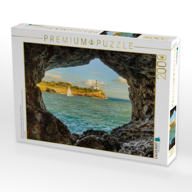 Blick durch einen Felsbogen in Portocolom auf Mallorca