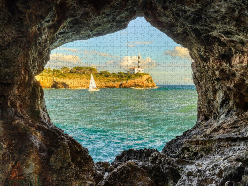 Blick durch einen Felsbogen in Portocolom auf Mallorca