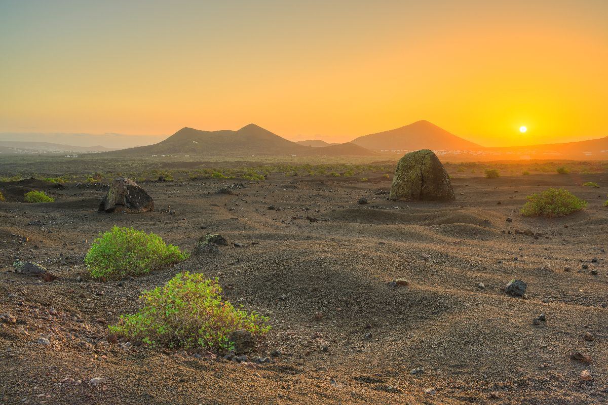 Vulkanlandschaft auf Lanzarote im Zauber des ersten Sonnenlichts