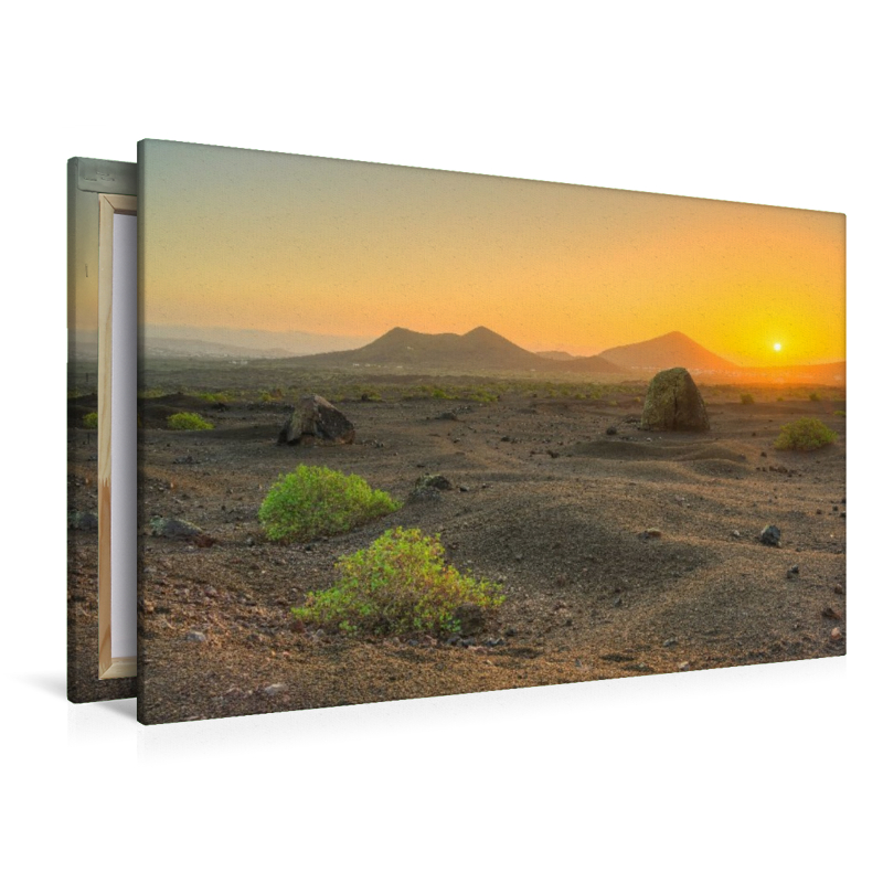 Vulkanlandschaft auf Lanzarote im Zauber des ersten Sonnenlichts