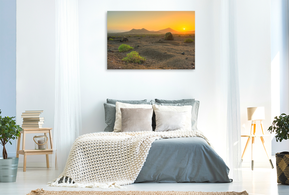 Vulkanlandschaft auf Lanzarote im Zauber des ersten Sonnenlichts