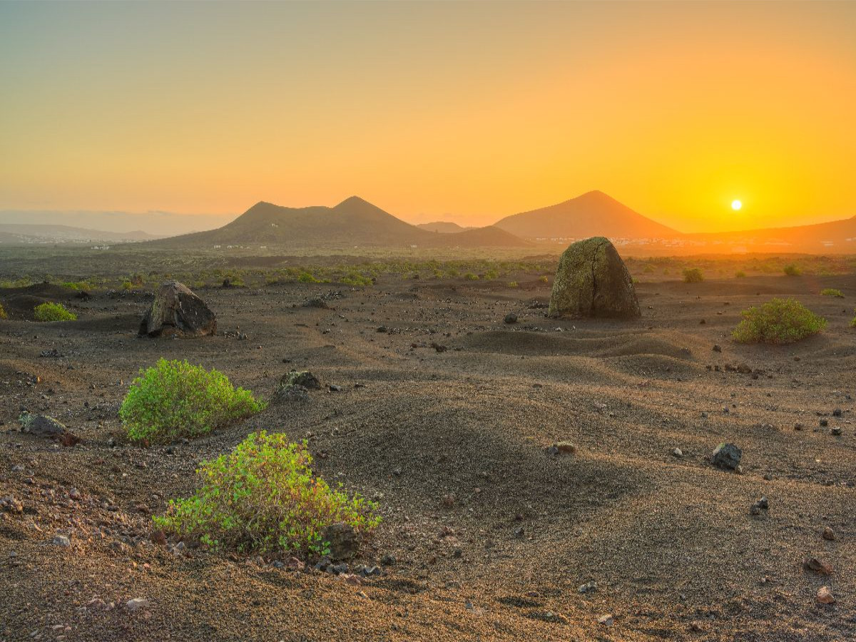 Vulkanlandschaft auf Lanzarote im Zauber des ersten Sonnenlichts