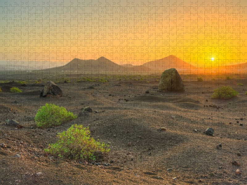 Vulkanlandschaft auf Lanzarote im Zauber des ersten Sonnenlichts