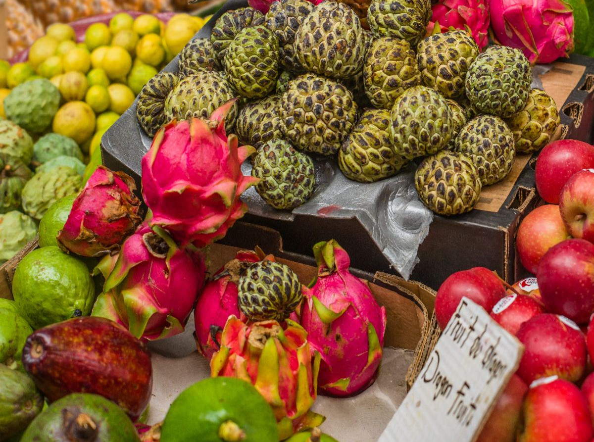 Tropische Früchte auf dem Markt in Centre de Flacq in Mauritius