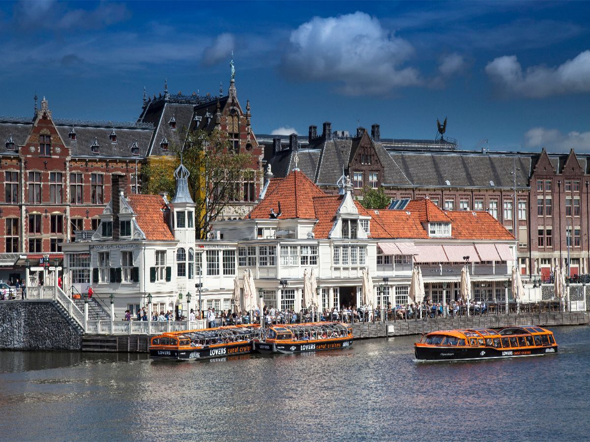 Bootsanlegestelle am Hauptbahnhof von Amsterdam