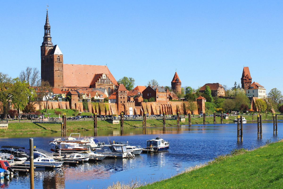 Tangermünde, Stadtsilhouette und Hafen