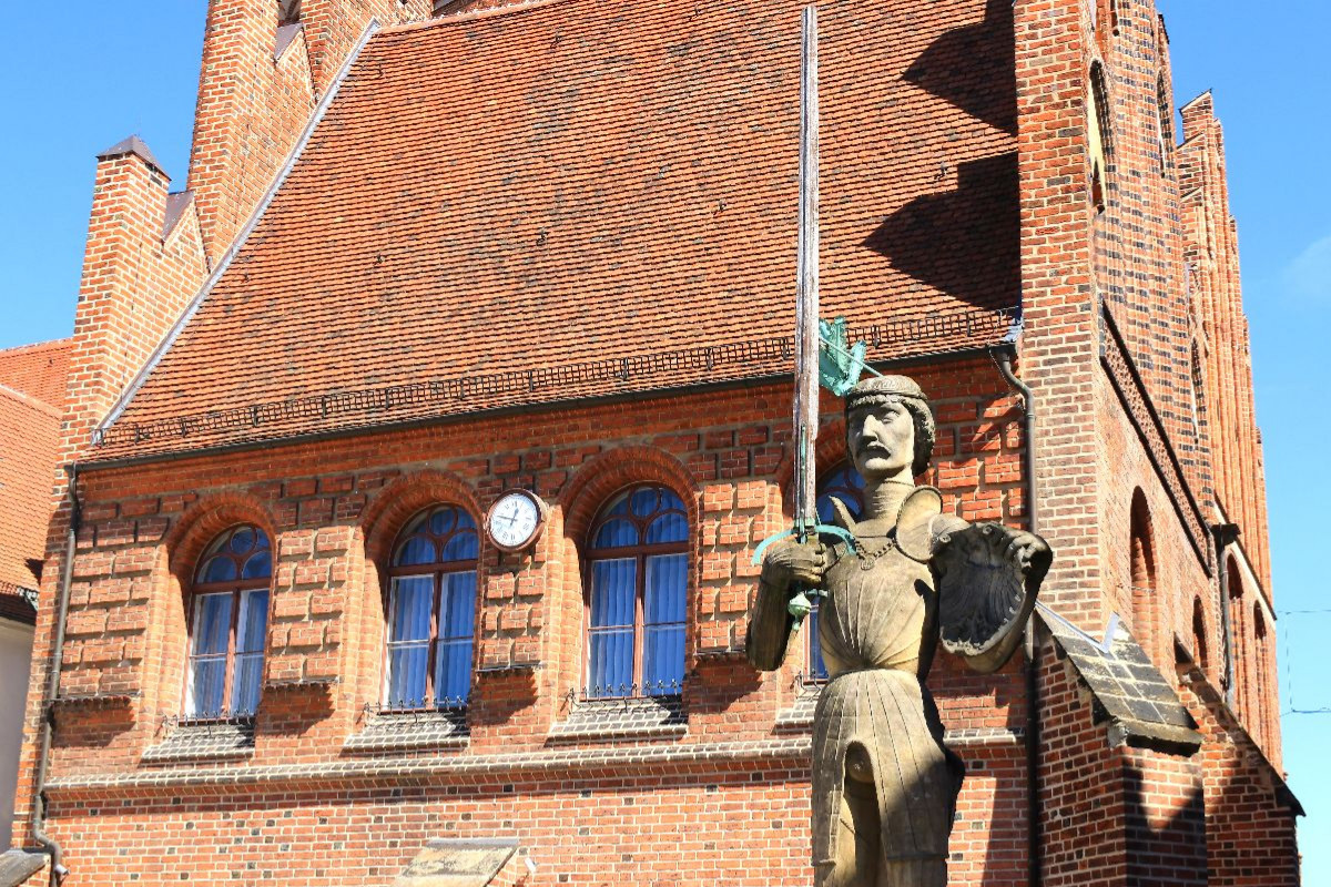 Stendal, Roland vor der Gerichtslaube des Rathauses